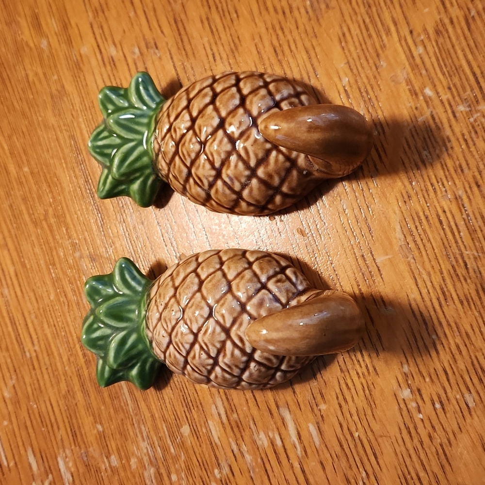 Set Of 2 Otagiri Pineapple Mug Hooks - Picture 2 of 6